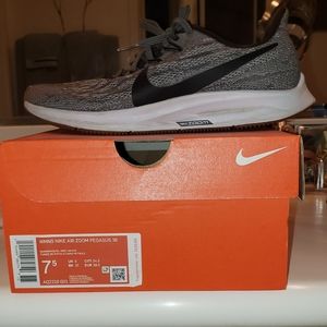 Nike women's tennis shoes.